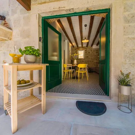 Guest house Kokolo Town House Split