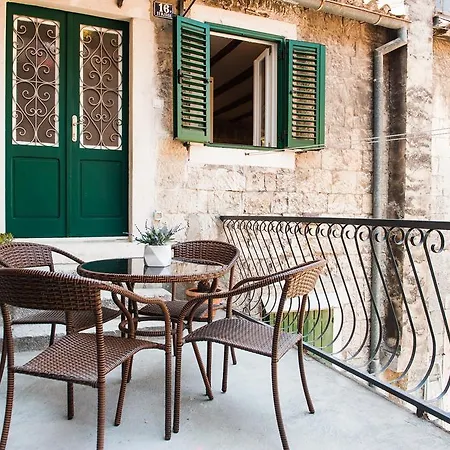Guest house Kokolo Town House Split